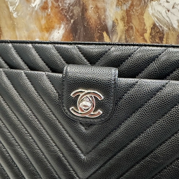 Chanel Large Black Chevron Quilted Caviar Turn Lock CC Oversize Clutch Bag - Picture 4 of 16